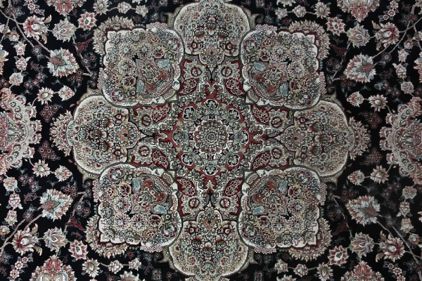 نگاهی به روند قیمت‌ها: تحلیل بازار فرش ایرانی 12 متری ماشینی در سال جاری