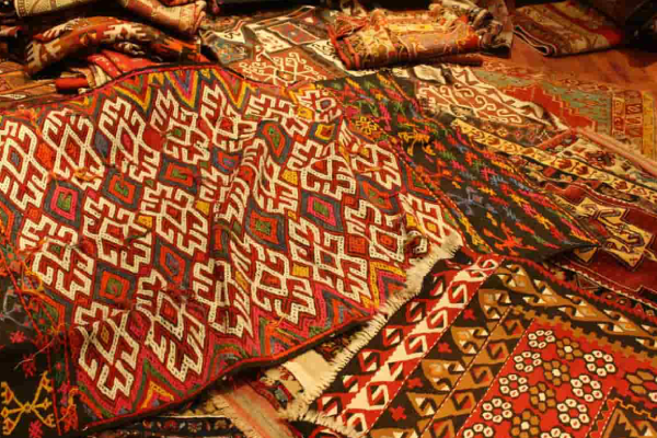 جاده به قیمت مناسب: راهنمایی برای انتخاب بهترین فرش ماشینی 12 متری با توجه به بودجه