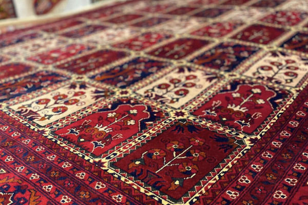 لمسی از شکوه: نگاهی به ویژگی‌های شگفت‌انگیز و قیمت جذاب فرش دسباف 12 متری