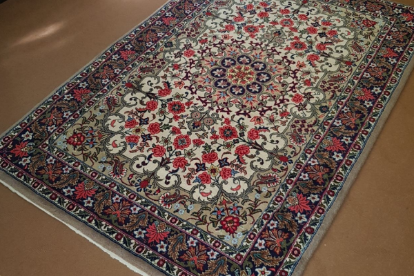 زیبایی و کارآمدی در یکجا: معرفی مشخصات کاربردی و قیمت مناسب فرش دسباف 6 متری