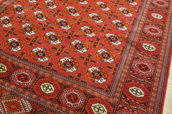 اطمینان از خرید: چگونه با تضمین قیمت، بهترین فرش دست‌باف 12 متری را بیابید؟